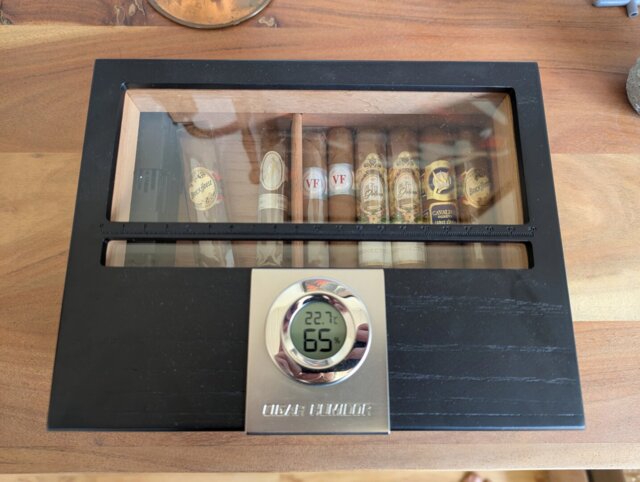 Caelum Cedar Humidor – Glass-Top Case with Drawer
