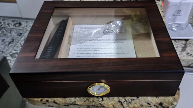 The Connoisseur's Choice: Luxurious Storage Box with Built-In Precision Hygrometer - Fits 20-30 Cigars