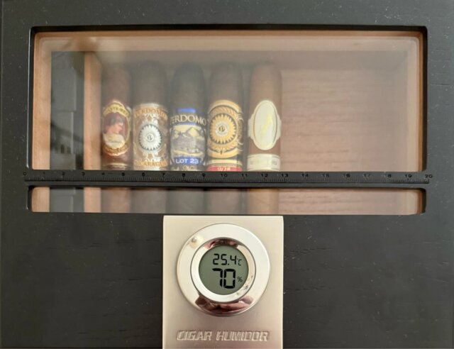Caelum Cedar Humidor – Glass-Top Case with Drawer