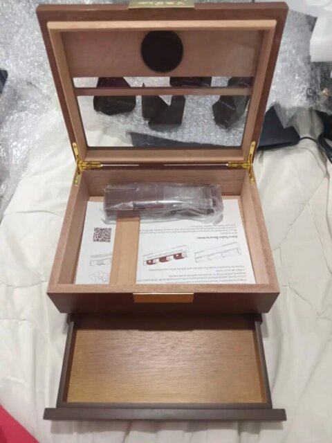 Caelum Cedar Humidor – Glass-Top Case with Drawer