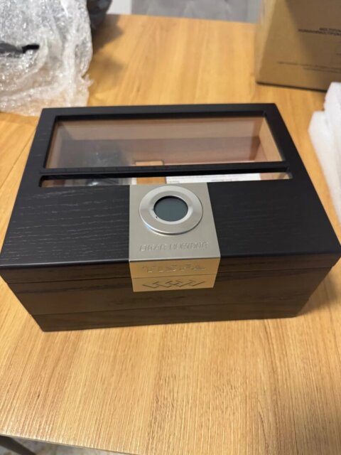 Caelum Cedar Humidor – Glass-Top Case with Drawer