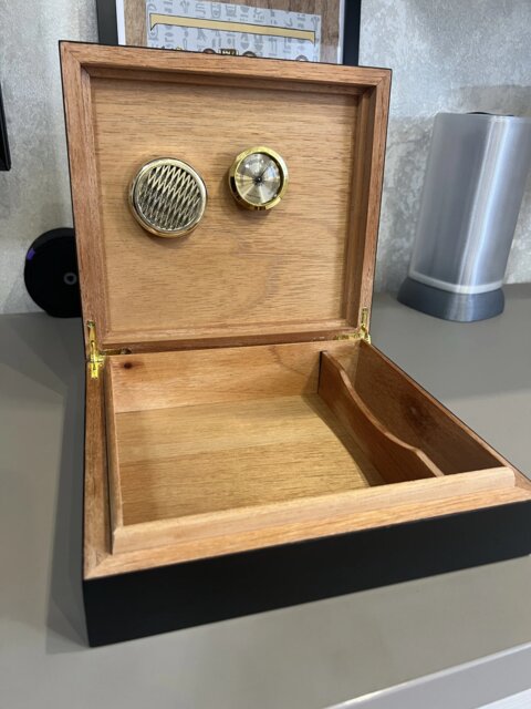 The Connoisseur's Choice: Luxurious Storage Box with Built-In Precision Hygrometer - Fits 20-30 Cigars