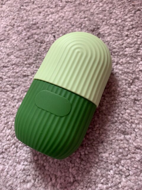 CoolGlow Revitalizing Ice Roller: The Puffiness Reducer