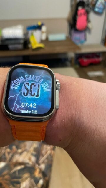 Camila R. mostrando el smartwatch y audífonos