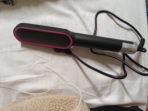 Cliente usando cepillo alisador HairDryPro