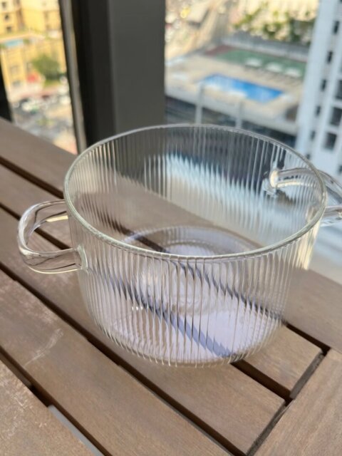 Marmite en verre avec couvercle.