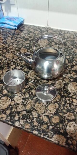 Théière en inox avec filtre infuseur.