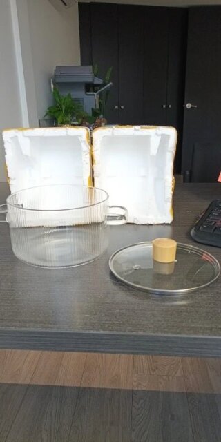Marmite en verre avec couvercle.
