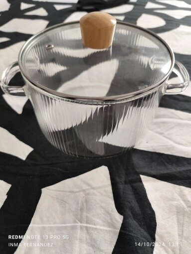 Marmite en verre avec couvercle.