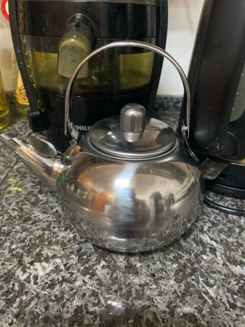 Théière en inox avec filtre infuseur.