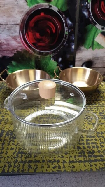 Marmite en verre avec couvercle.