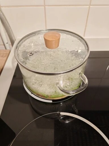 Marmite en verre avec couvercle.