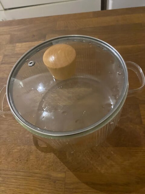 Marmite en verre avec couvercle.
